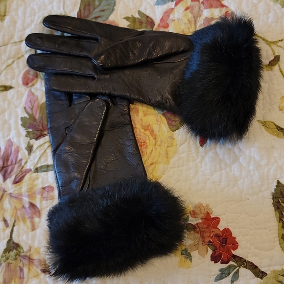 Lovely Fur Cuffed Leather Black Golves Size 7 - Picture 2 of 3